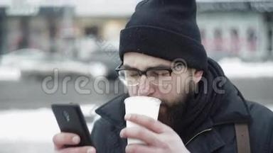 城里人用智能手机在冬天的大街上喝茶